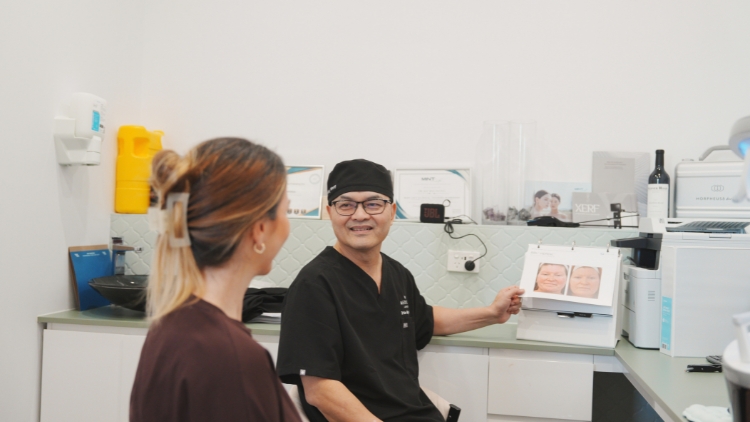 Dr Wong discussing anatomy and treatment options