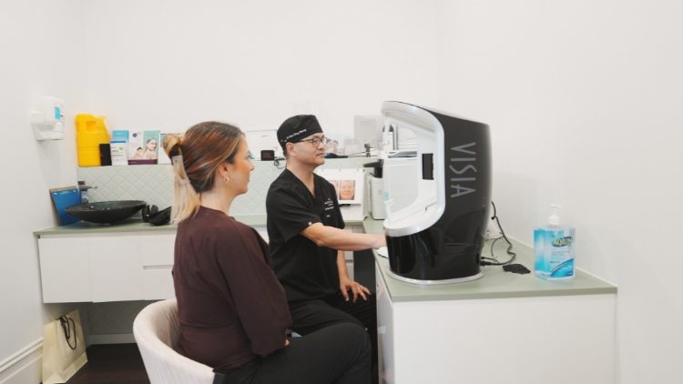 Dr Wong discussing skin imaging during a scar assessment