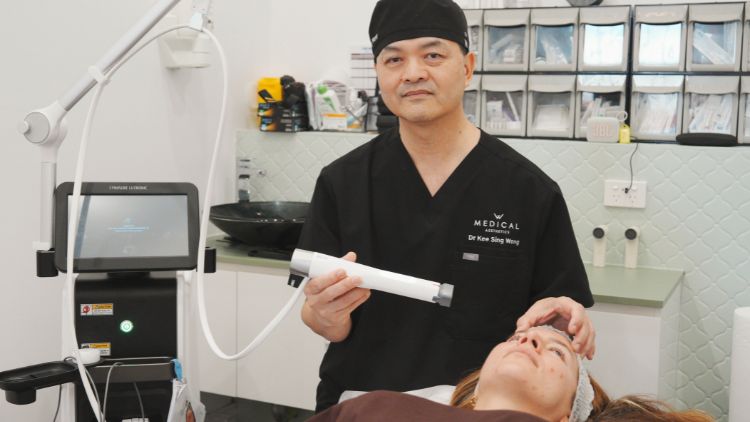 Dr Wong demonstrating the XERF handpiece